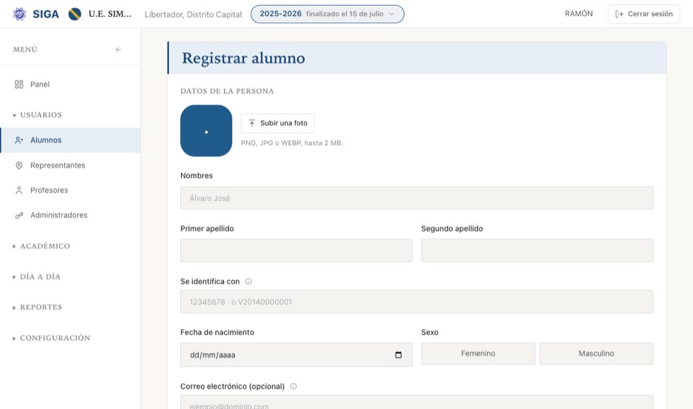 El alta de un alumno: cinco campos visibles, y lo opcional plegado.